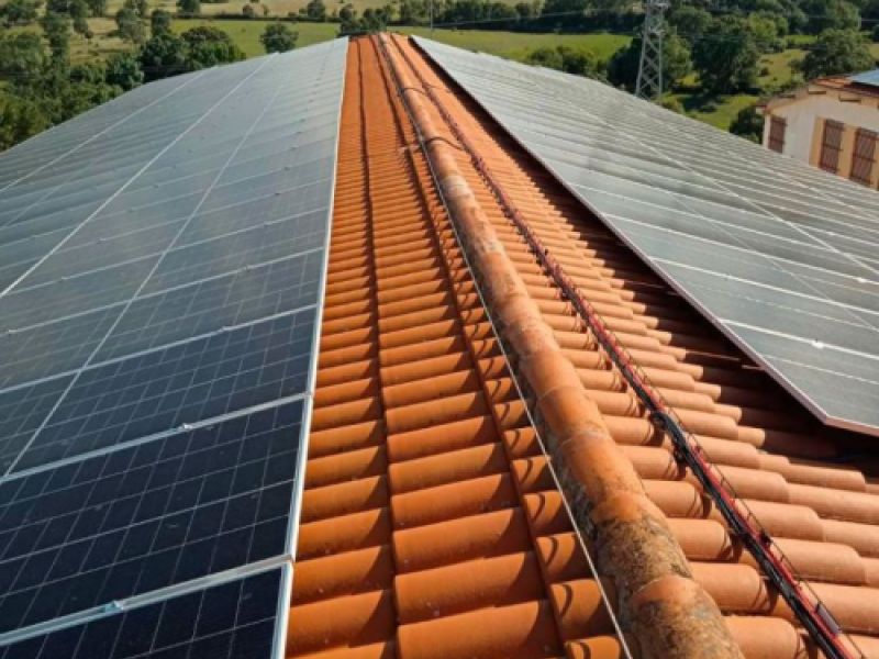 Tejado con paneles solares